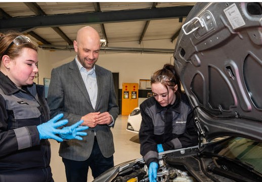 Mais jovens mulheres incentivadas a participar de aprendizagens na nova campanha