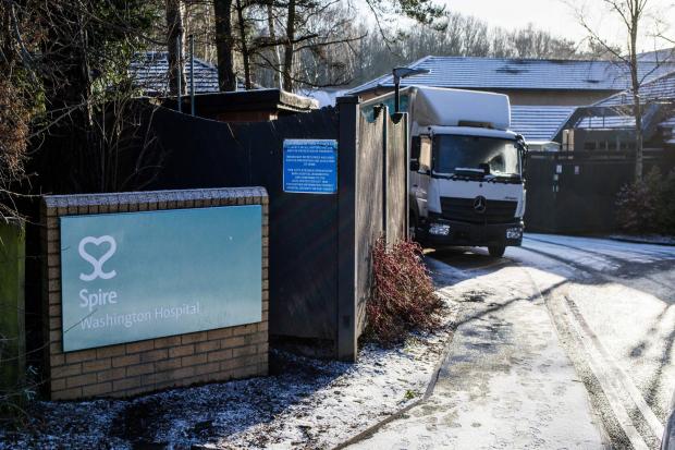 A confiança do paciente foi destruída após a cirurgia deixar parafusos saindo dos dedos dele