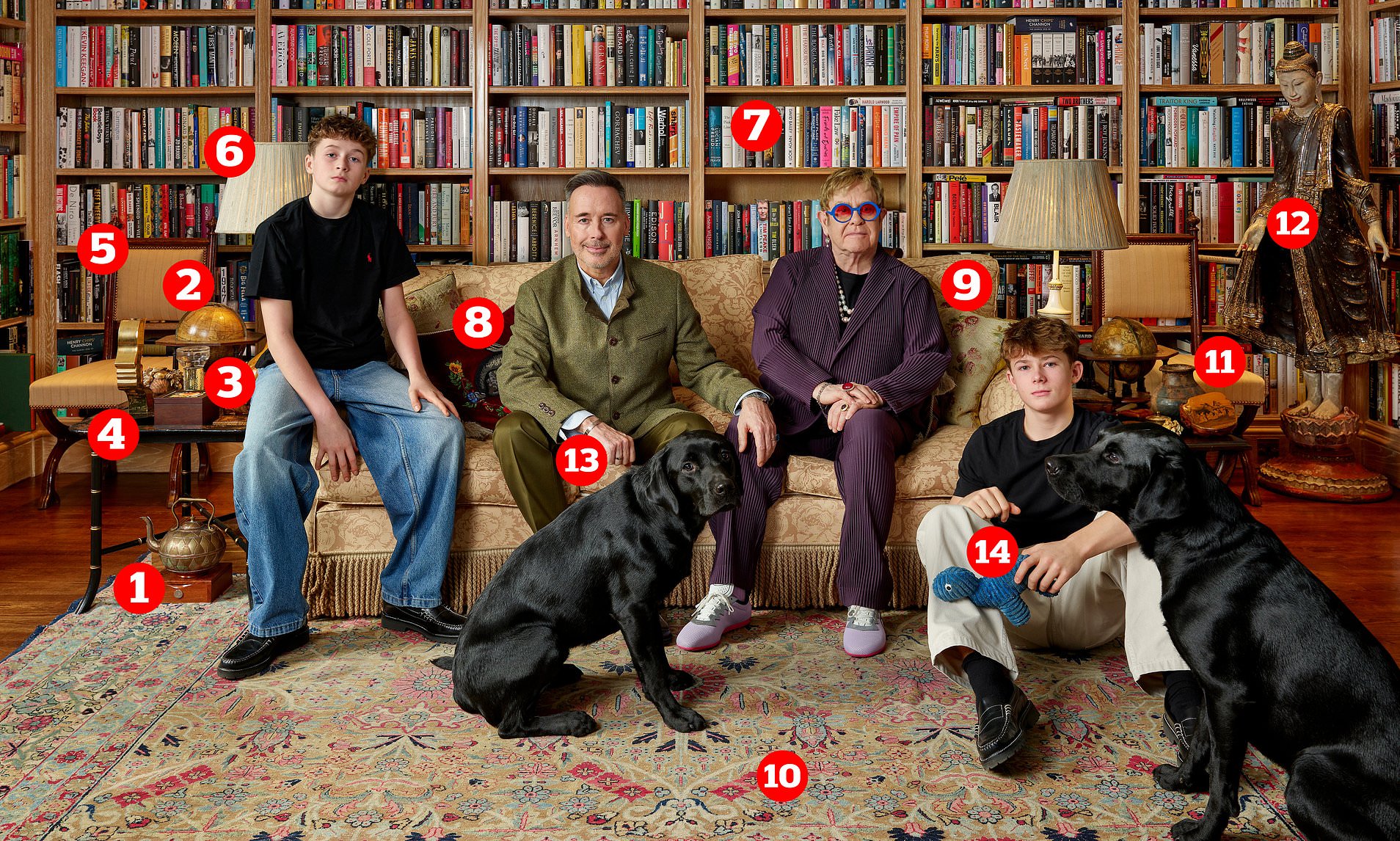 A luxuosa biblioteca de Elton: Cantor mostra seu gosto eclético em retrato – incluindo almofada de veludo Gucci