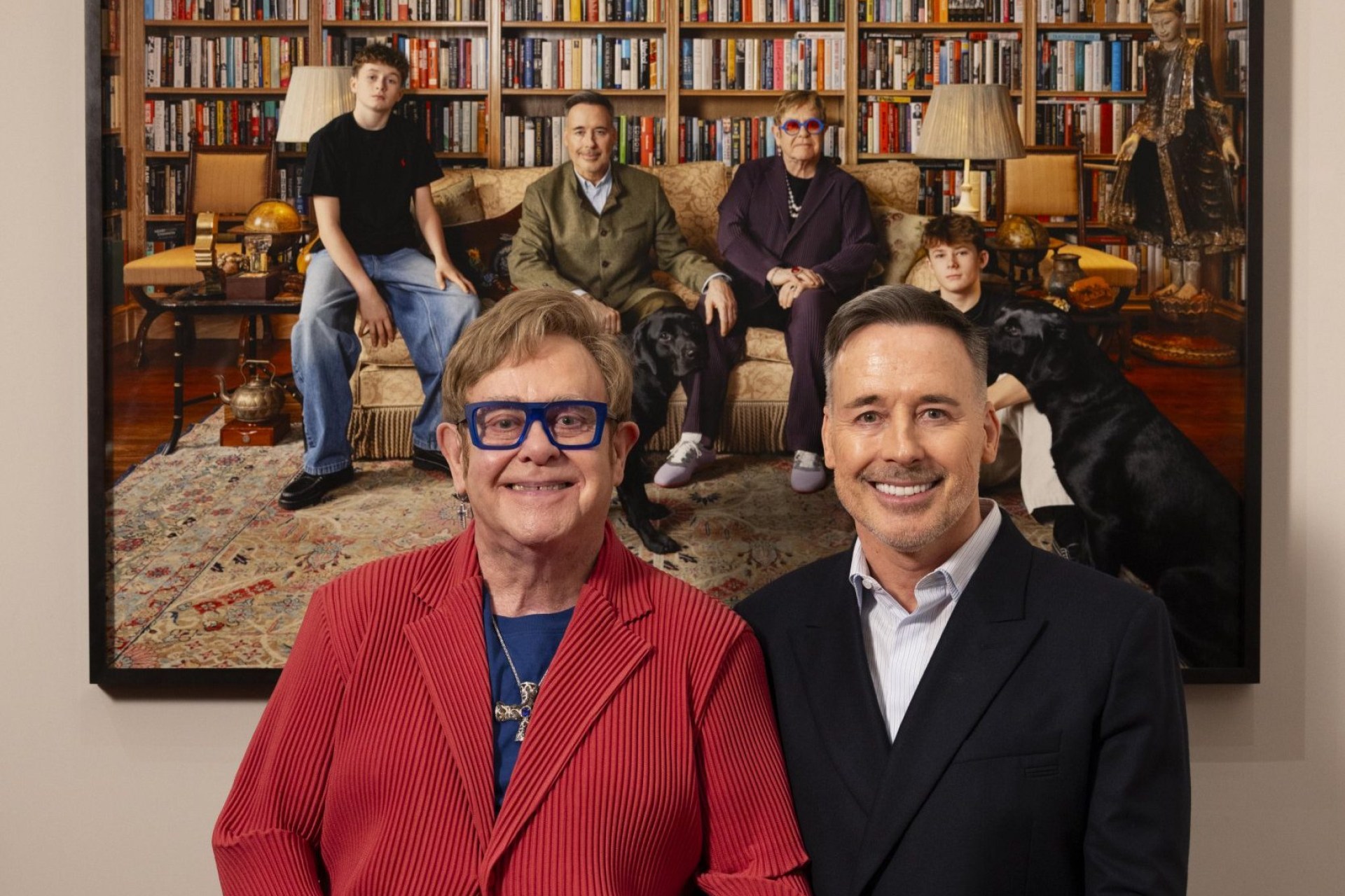 Sir Elton John se sente “muito honrado” ao ter o retrato da família com os filhos adolescentes revelado
