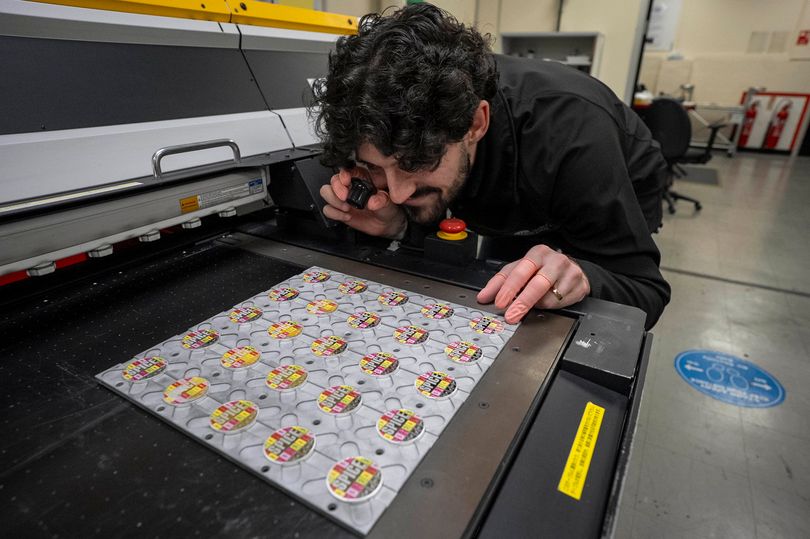 A Royal Mint libera uma moeda rara de 5 libras para o 30º aniversário dos lendários cantores pop