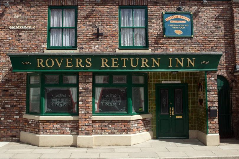 A atriz de Coronation Street se despede enquanto seu personagem é morto após 37 anos