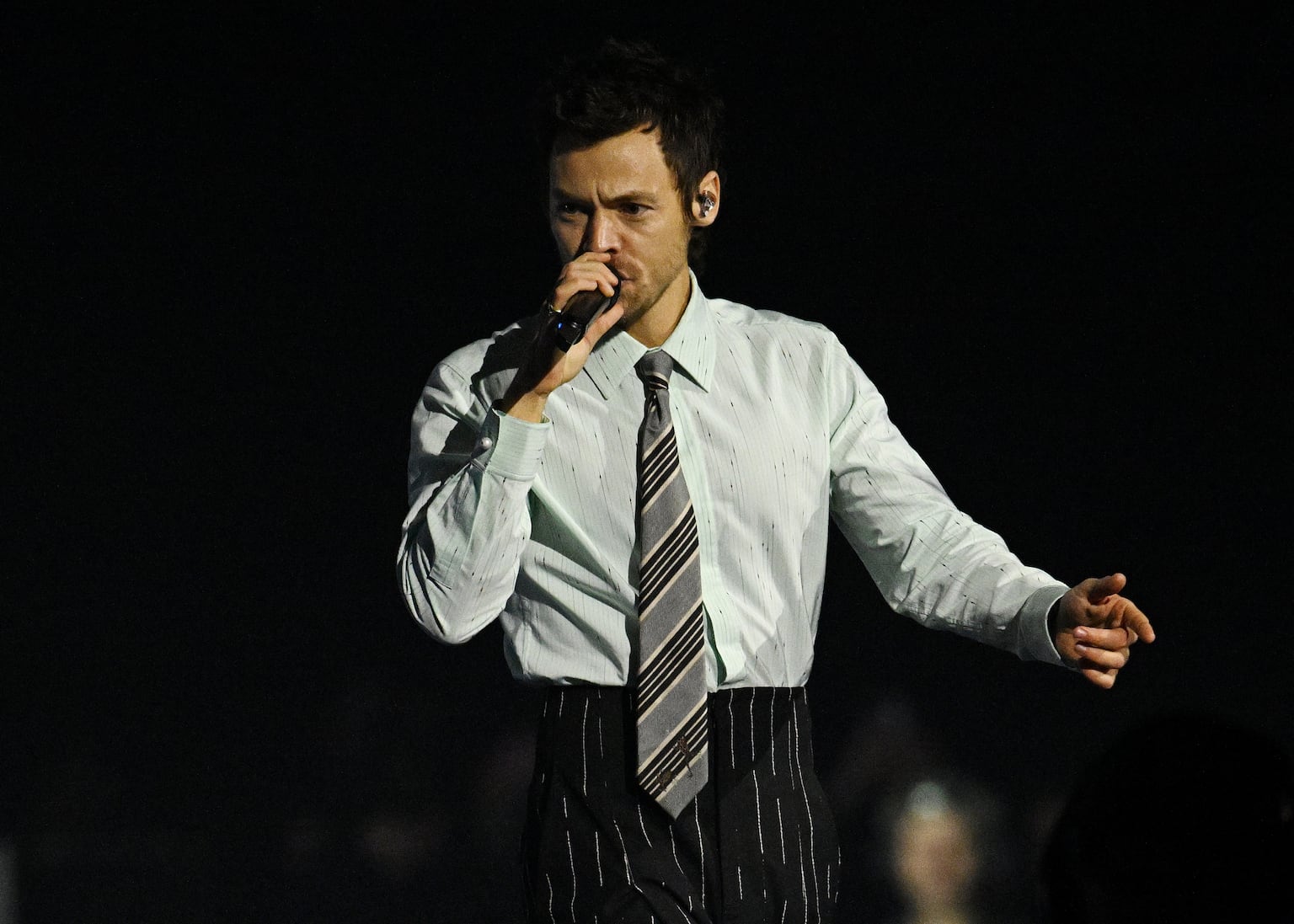 Harry Styles canta sobre a vida na vida pública e “garotas americanas” no novo álbum